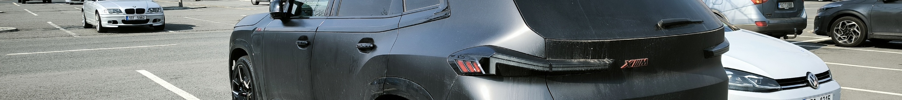 BMW XM G09 Label Red