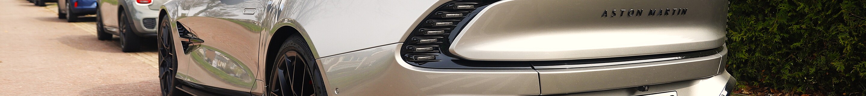 Aston Martin Vanquish Volante 2025