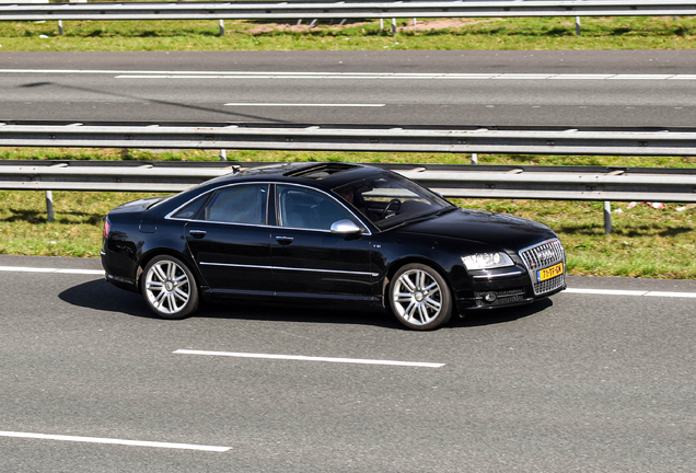 Audi S8 D3