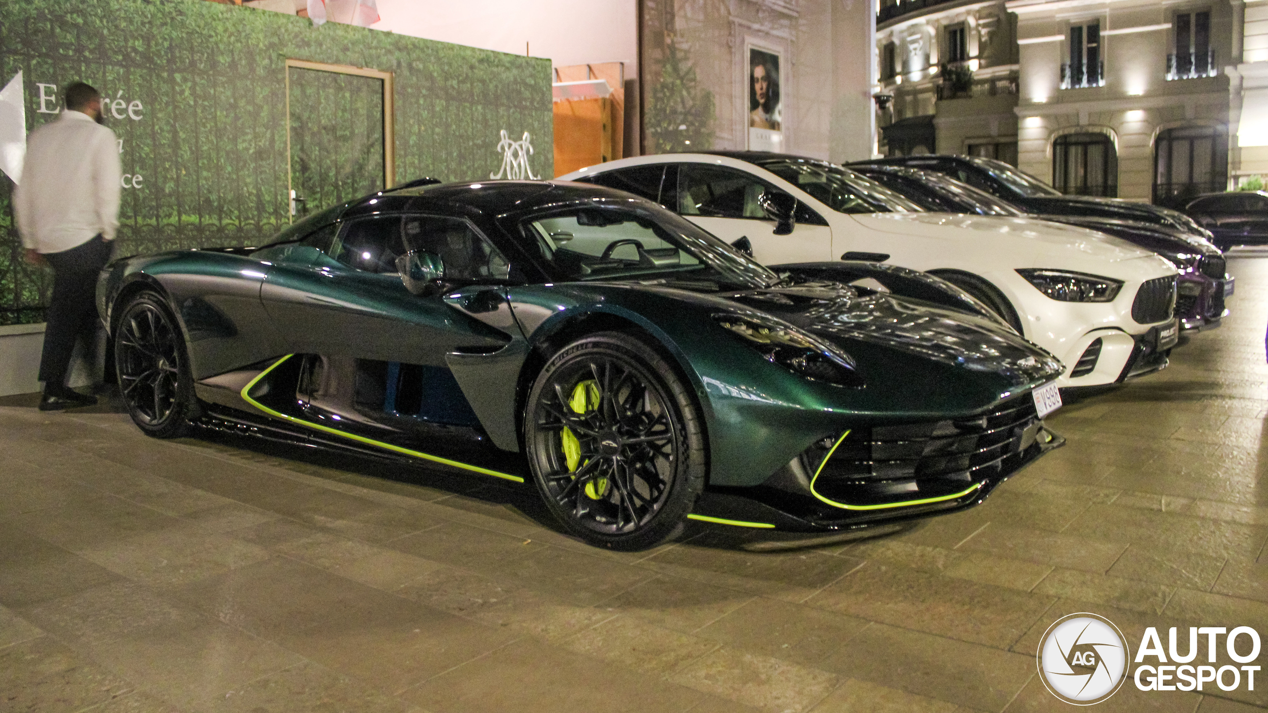 Aston Martin schittert in nachtelijk Monaco