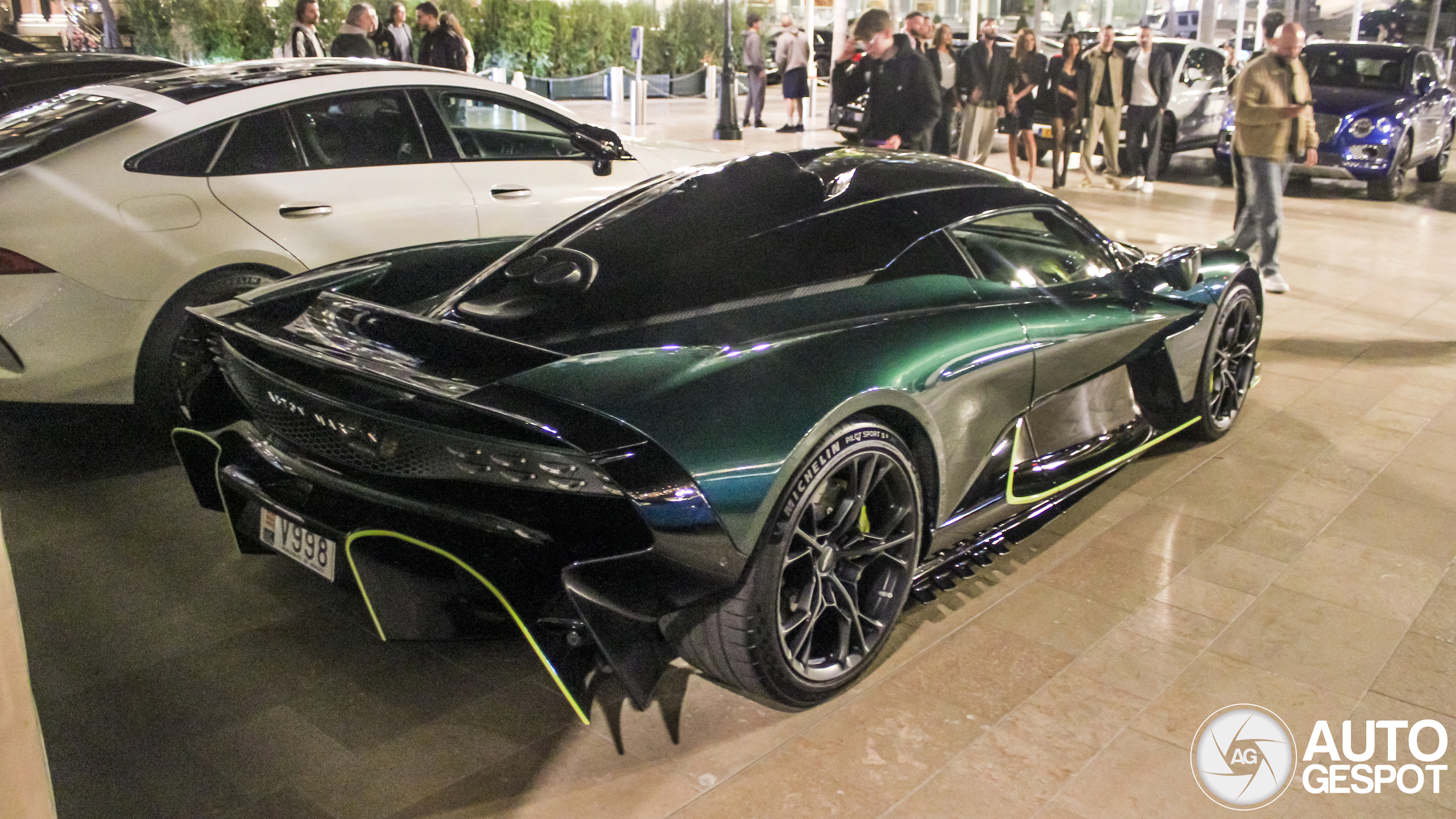 Aston Martin schittert in nachtelijk Monaco