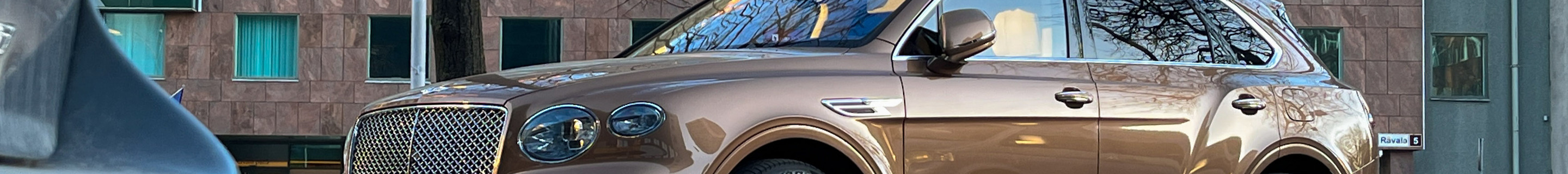 Bentley Bentayga Hybrid Azure