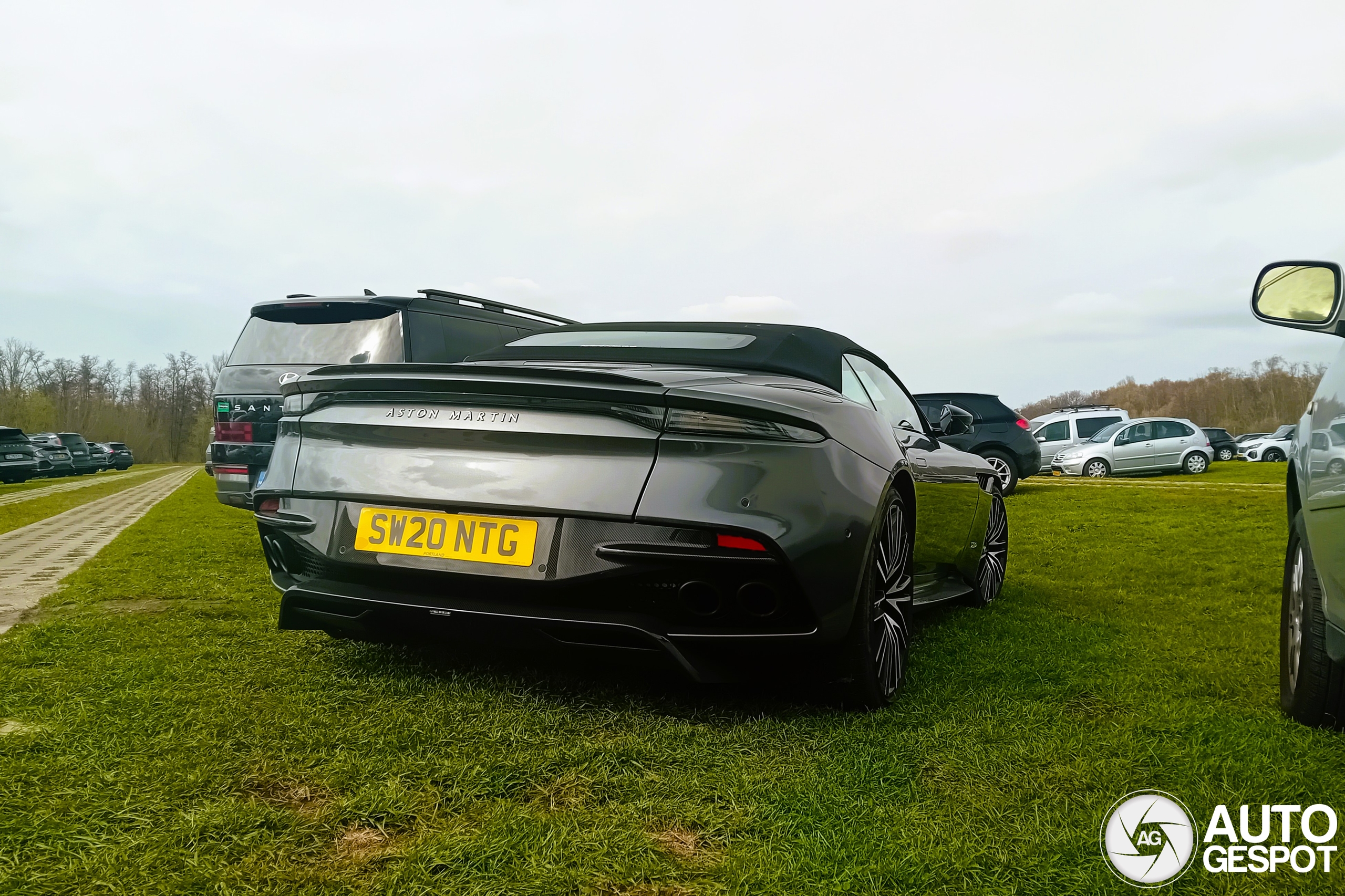 Aston Martin DBS Superleggera Volante