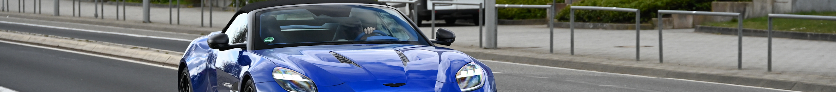 Aston Martin Vanquish Volante 2025