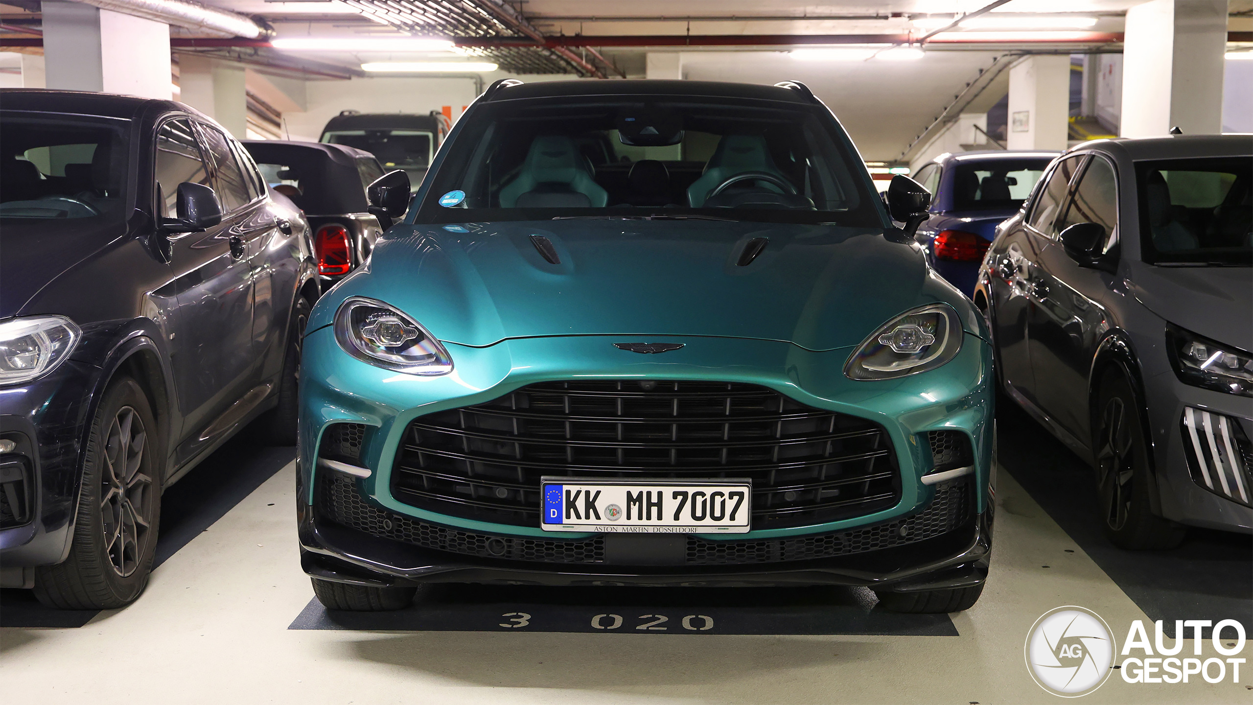 Aston Martin DBX707