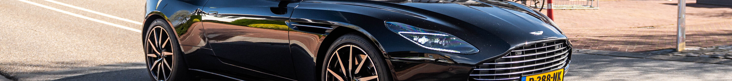 Aston Martin DB11 V8 Volante