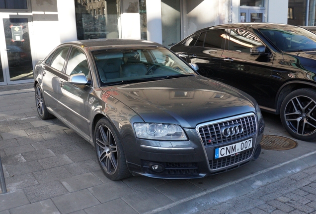Audi S8 D3