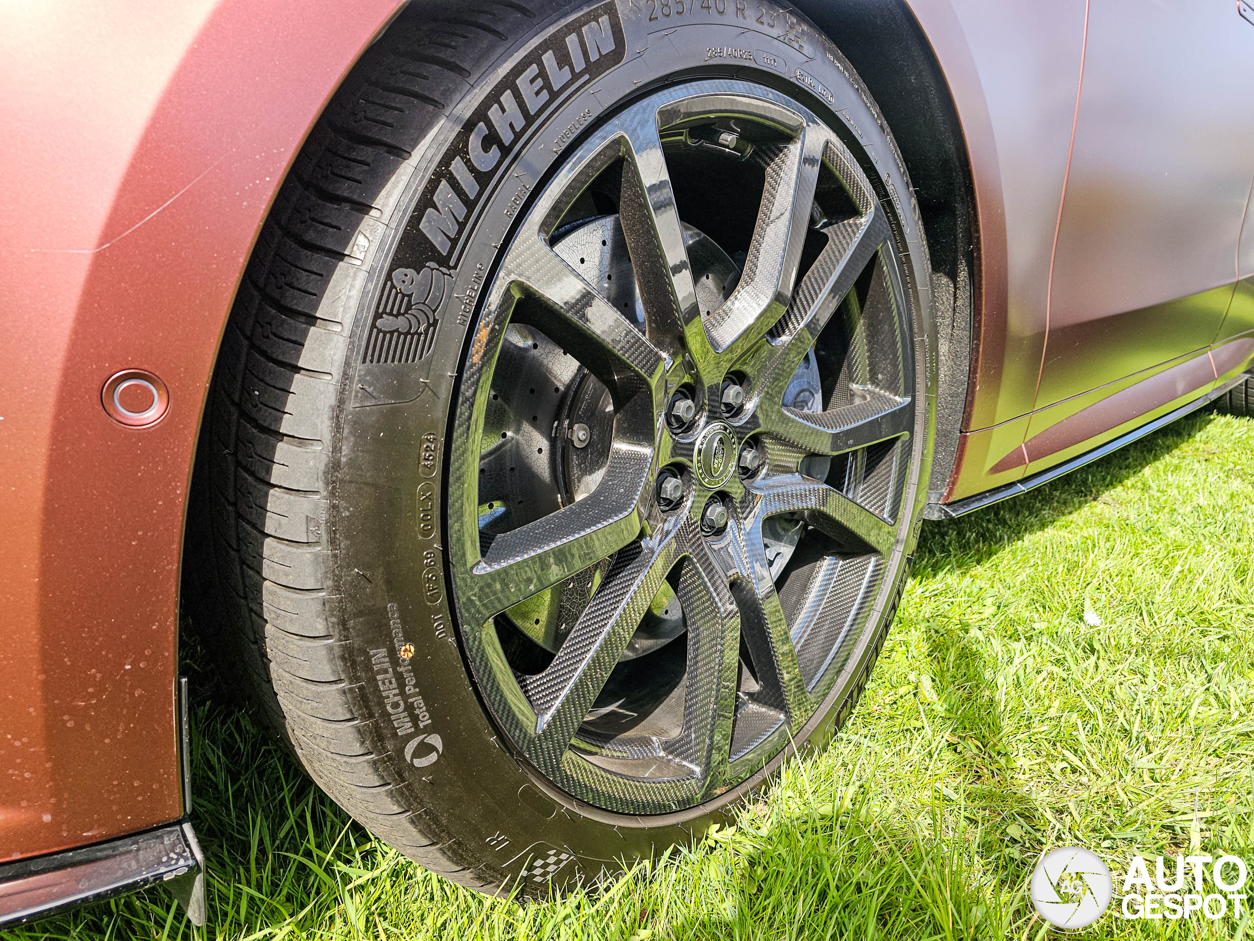 Pas op voor stoepranden met deze Bentley