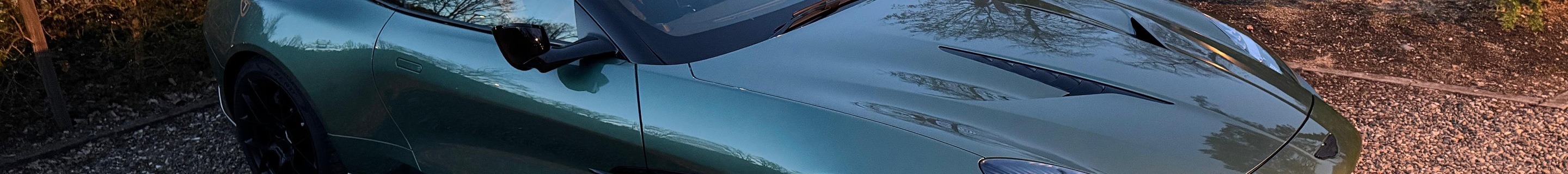Aston Martin Vanquish Volante 2025