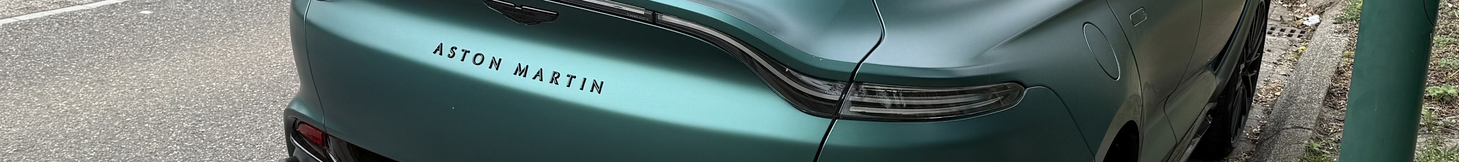 Aston Martin DBX707