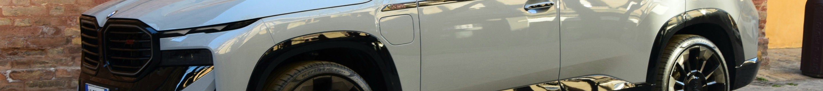 BMW XM G09 Label Red