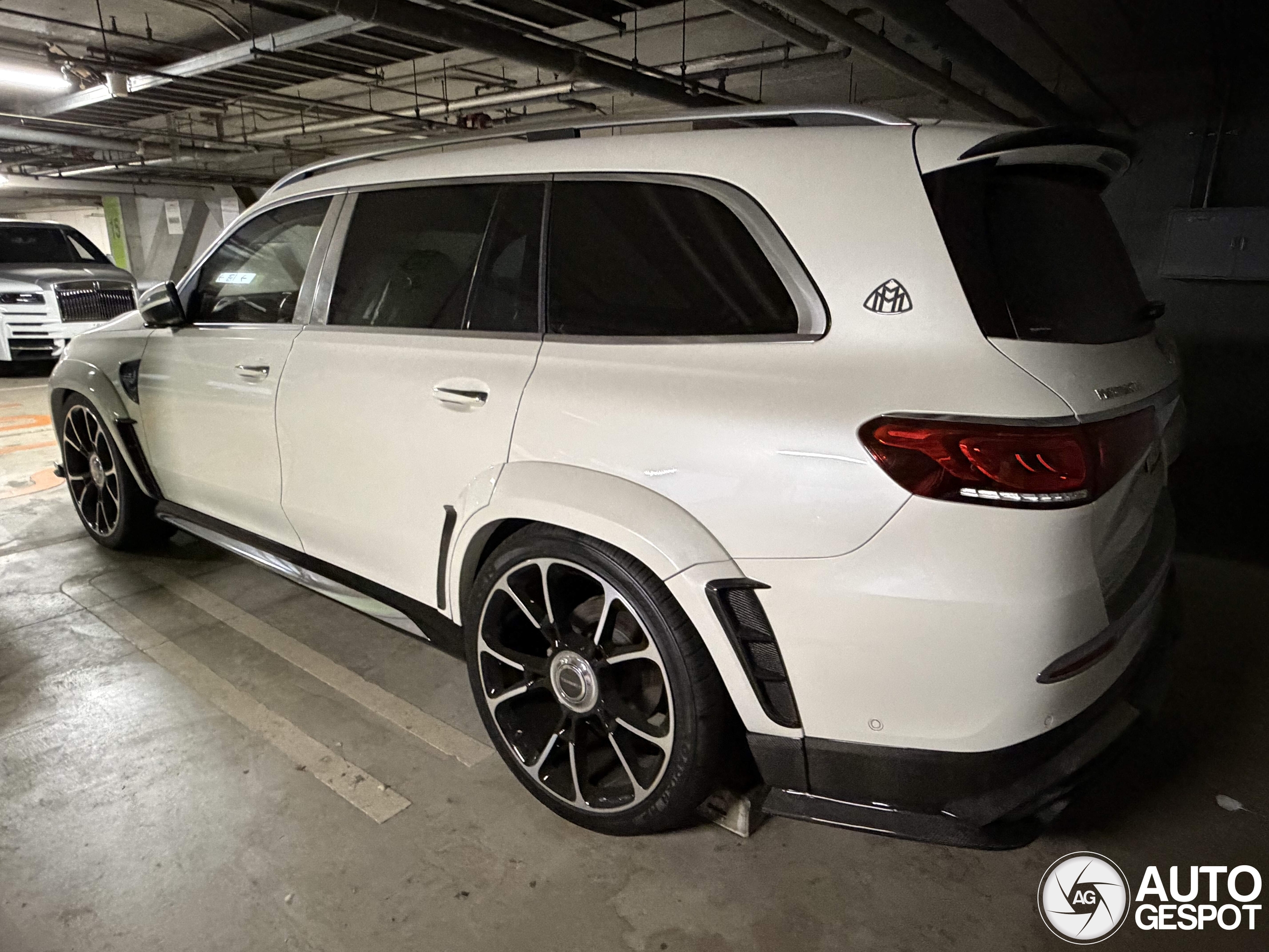 Een duo van wanstaltige SUV's