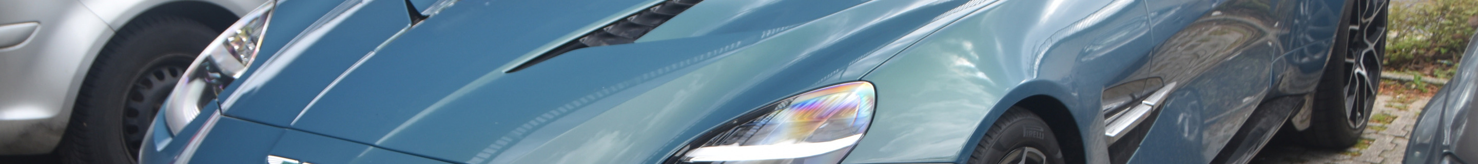 Aston Martin Vanquish Volante 2025