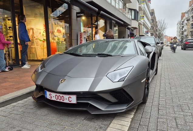 Lamborghini Aventador S LP740-4
