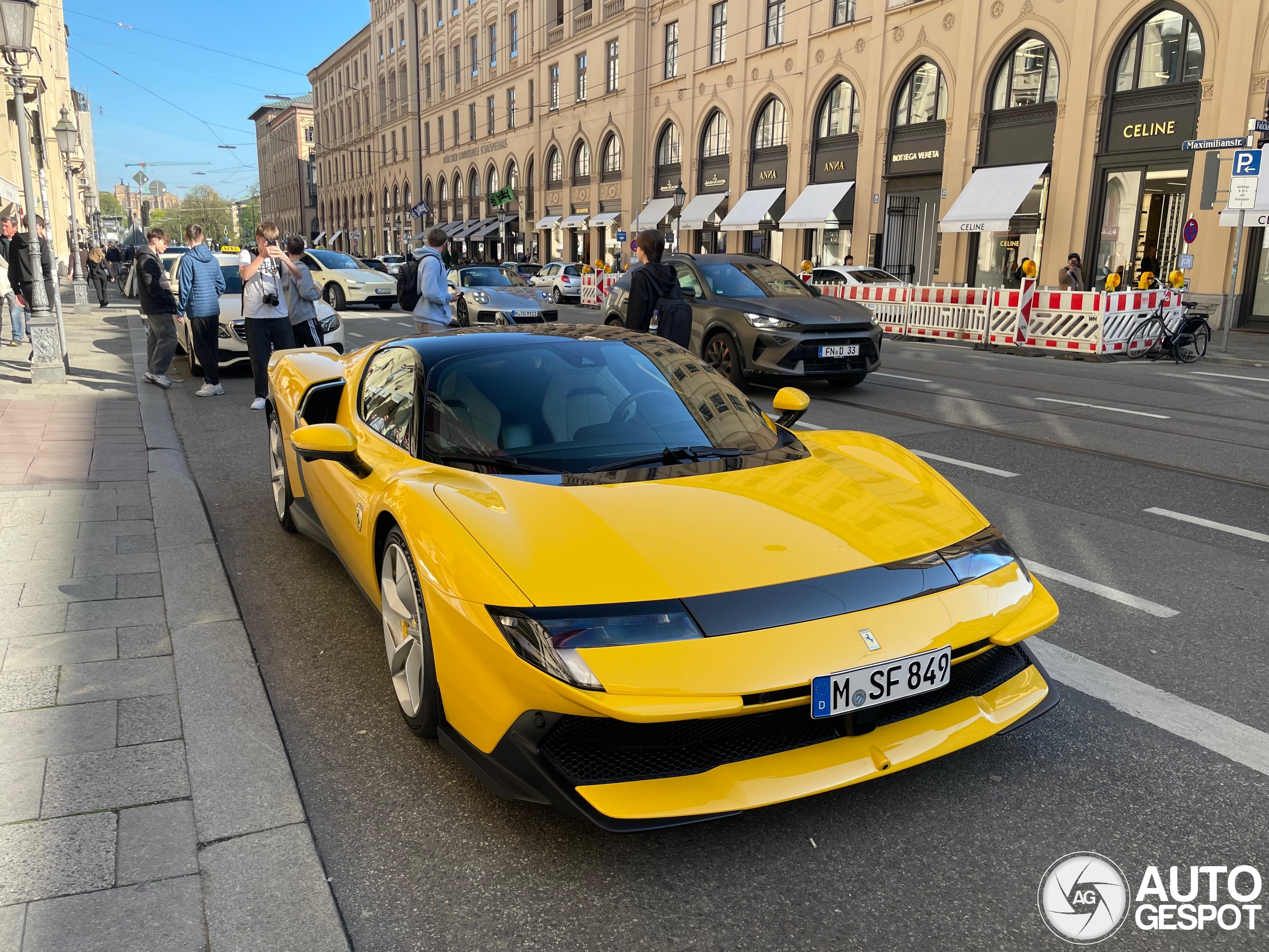 Ferrari 849 Testarossa fleurt Maximillianstrasse op