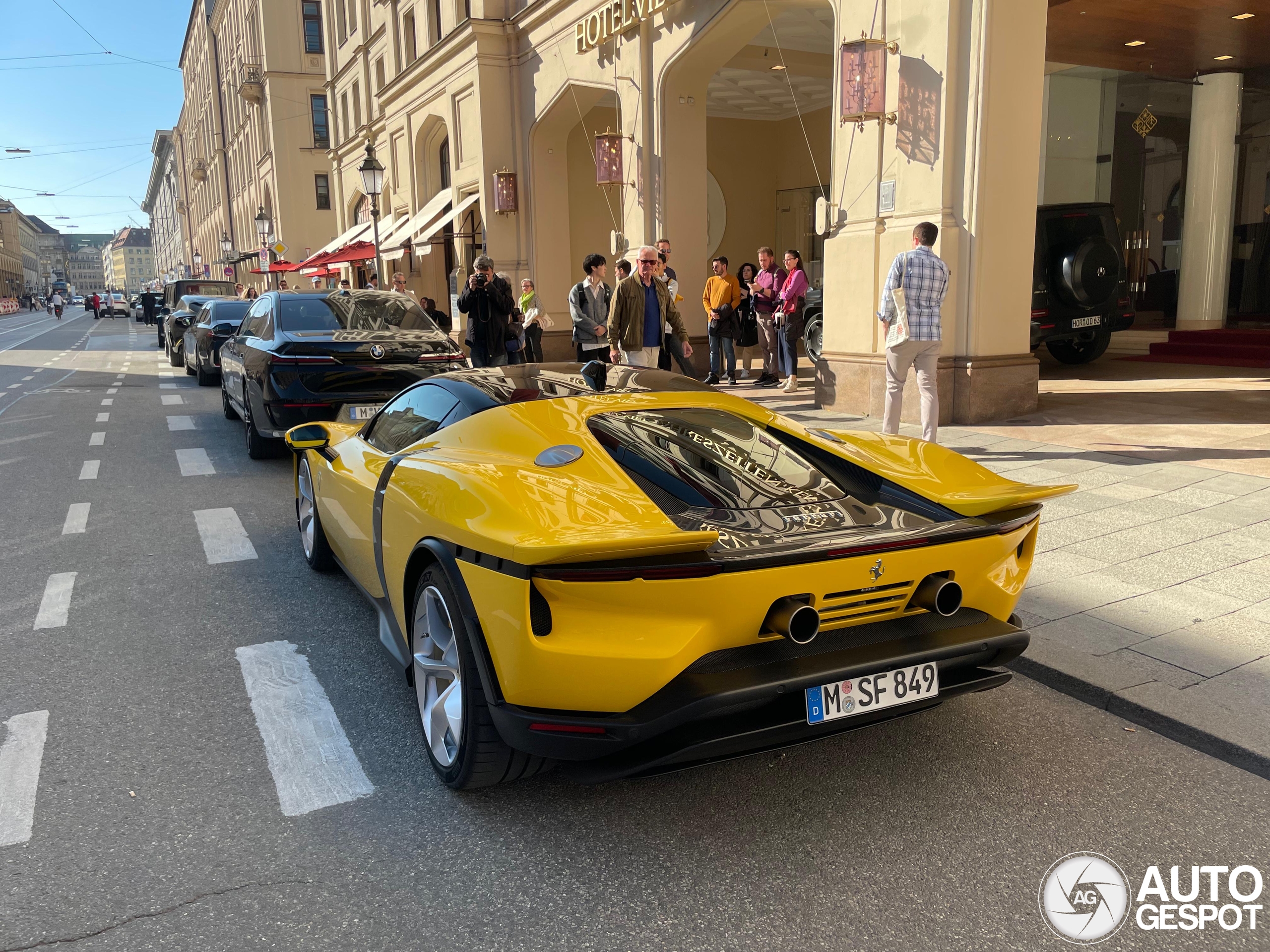 Ferrari 849 Testarossa fleurt Maximillianstrasse op
