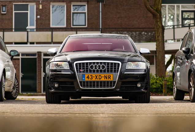 Audi S8 D3