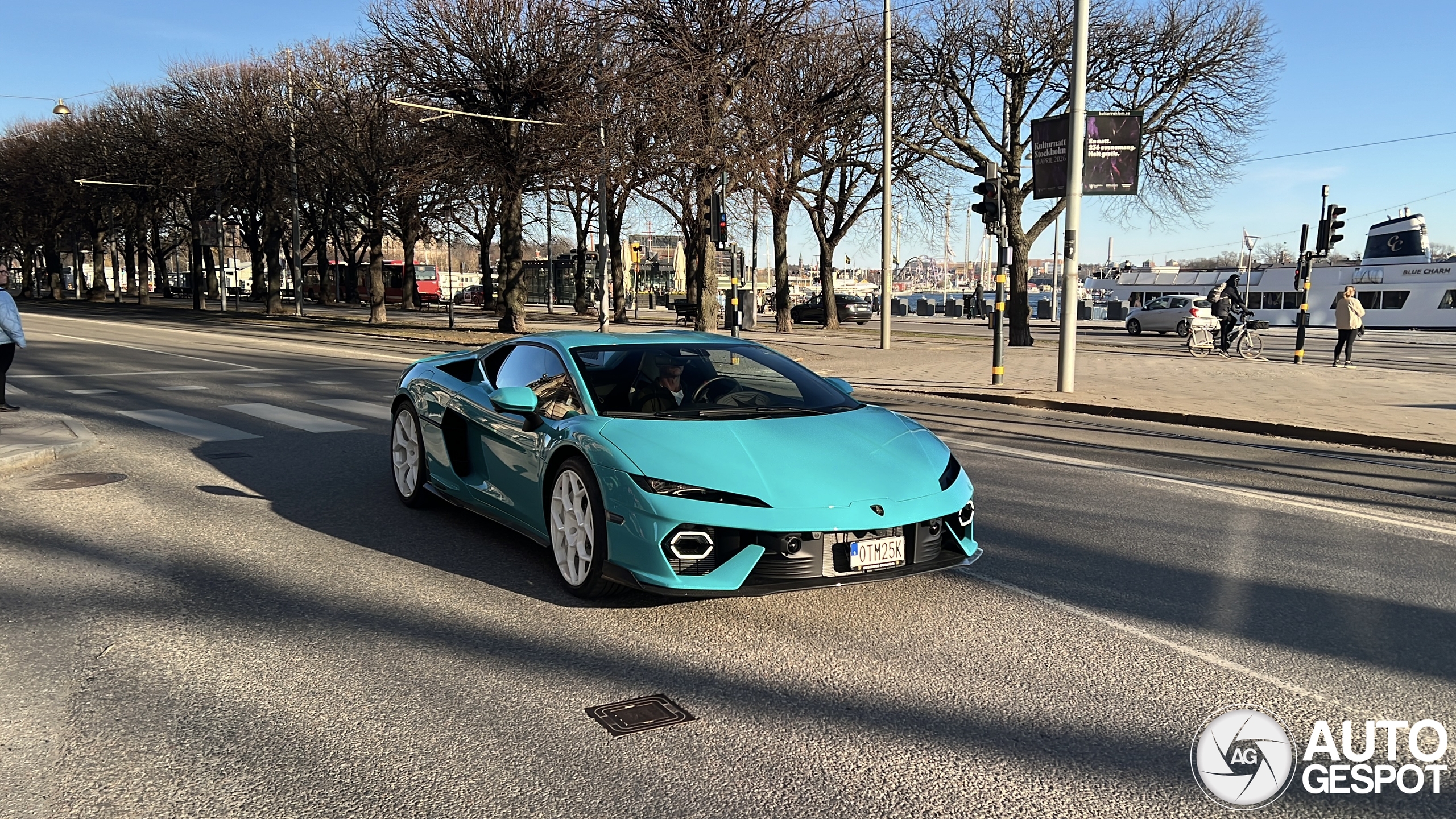 Blu Glauco gekleurde Lamborghini Temerario Allegerita vlamt op je beeldscherm