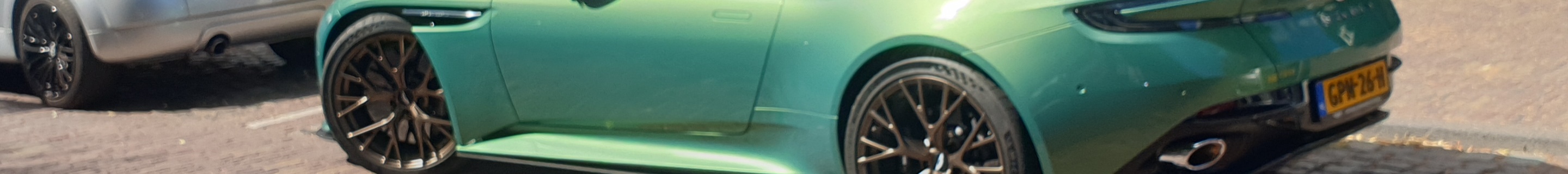 Aston Martin DB12 Volante