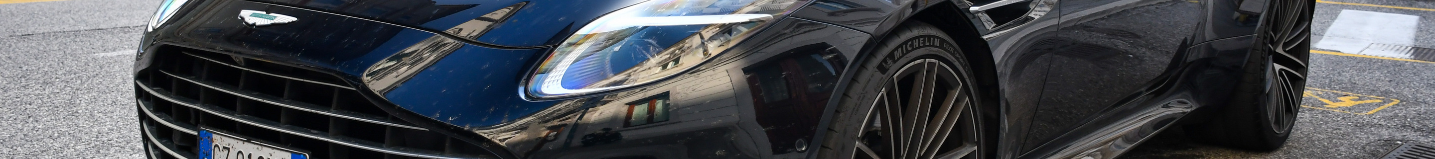 Aston Martin DB12 Volante