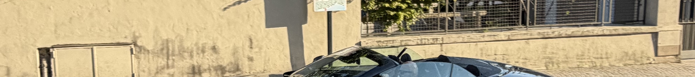 Aston Martin DB12 Volante