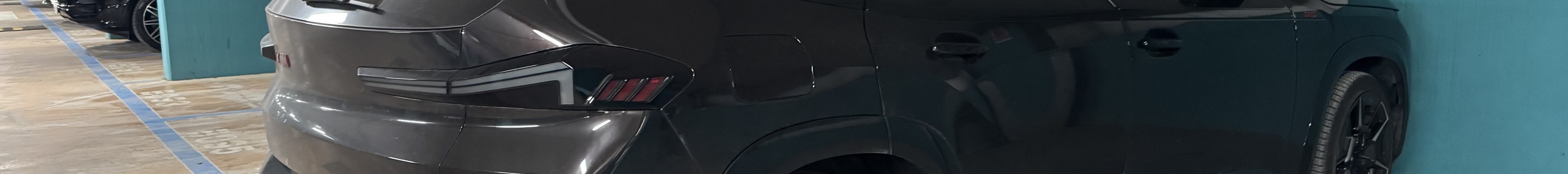 BMW XM G09 Label Red