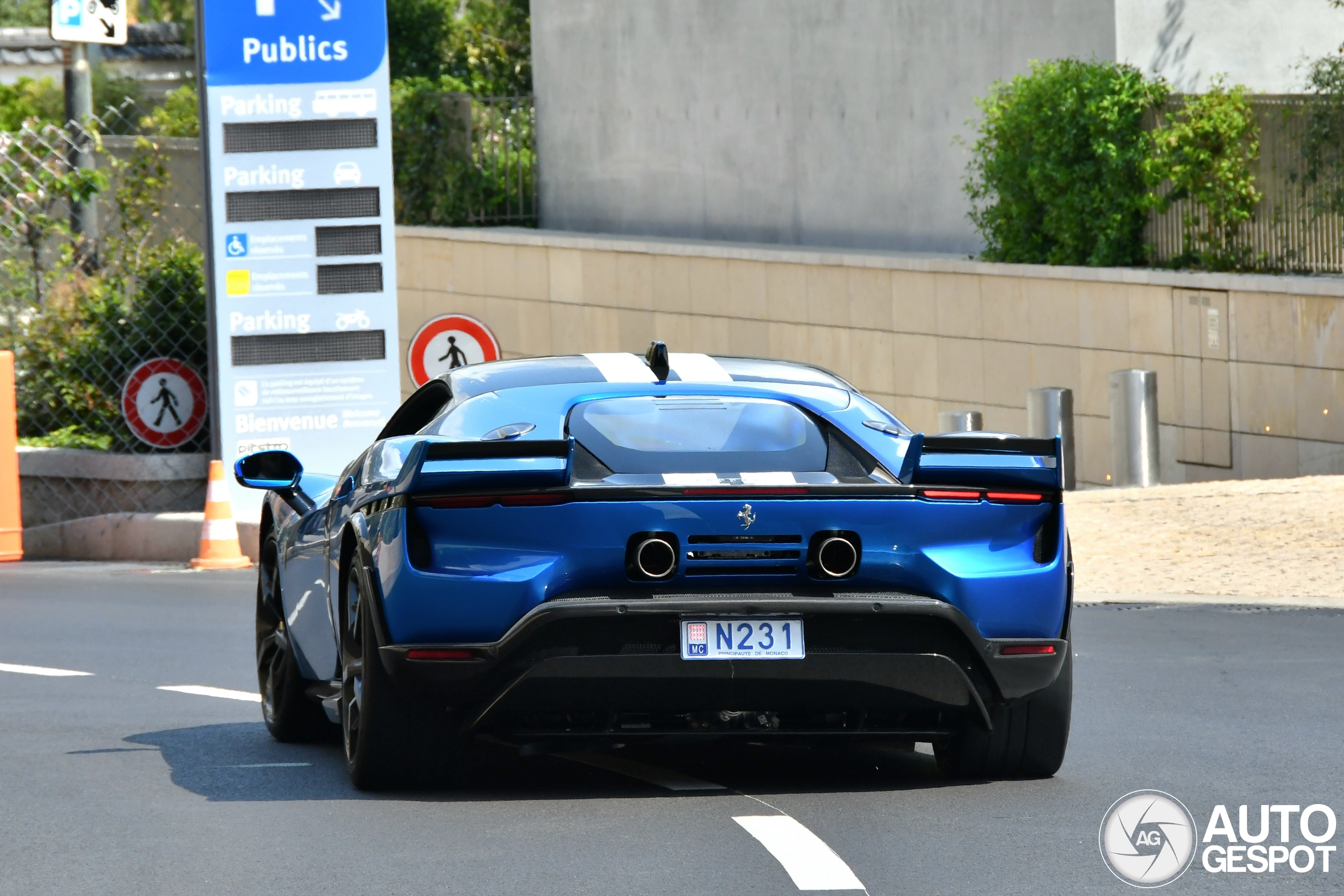 Ferrari 849 Testarossa Assetto Fiorano neemt de verkeerde afslag