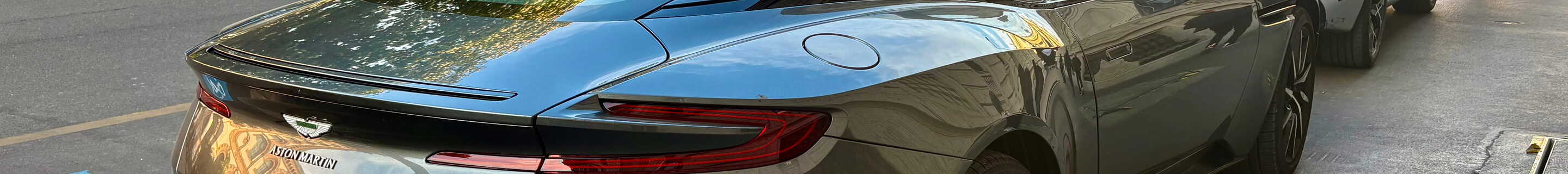 Aston Martin DB11