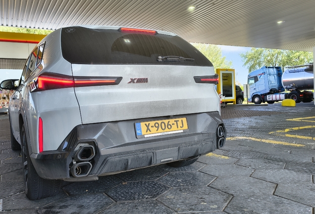 BMW XM G09 Label Red