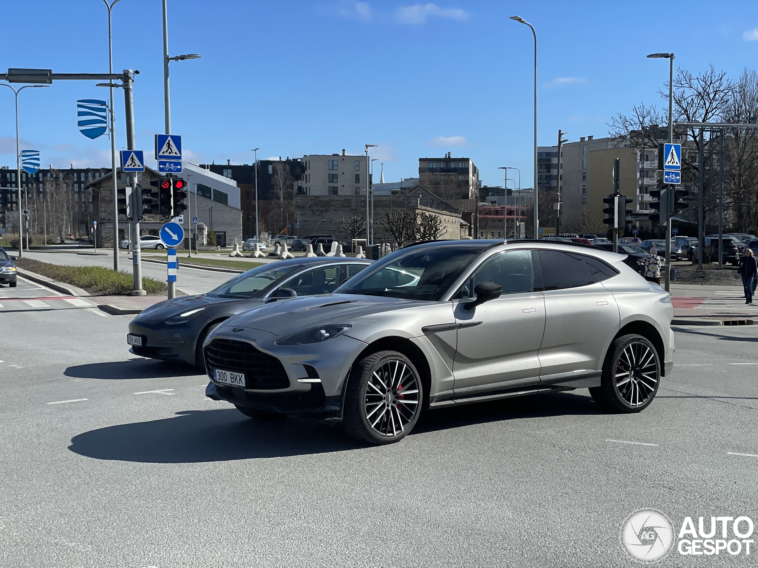 Aston Martin DBX707