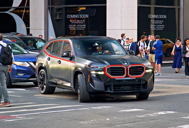 BMW XM G09 Label Red