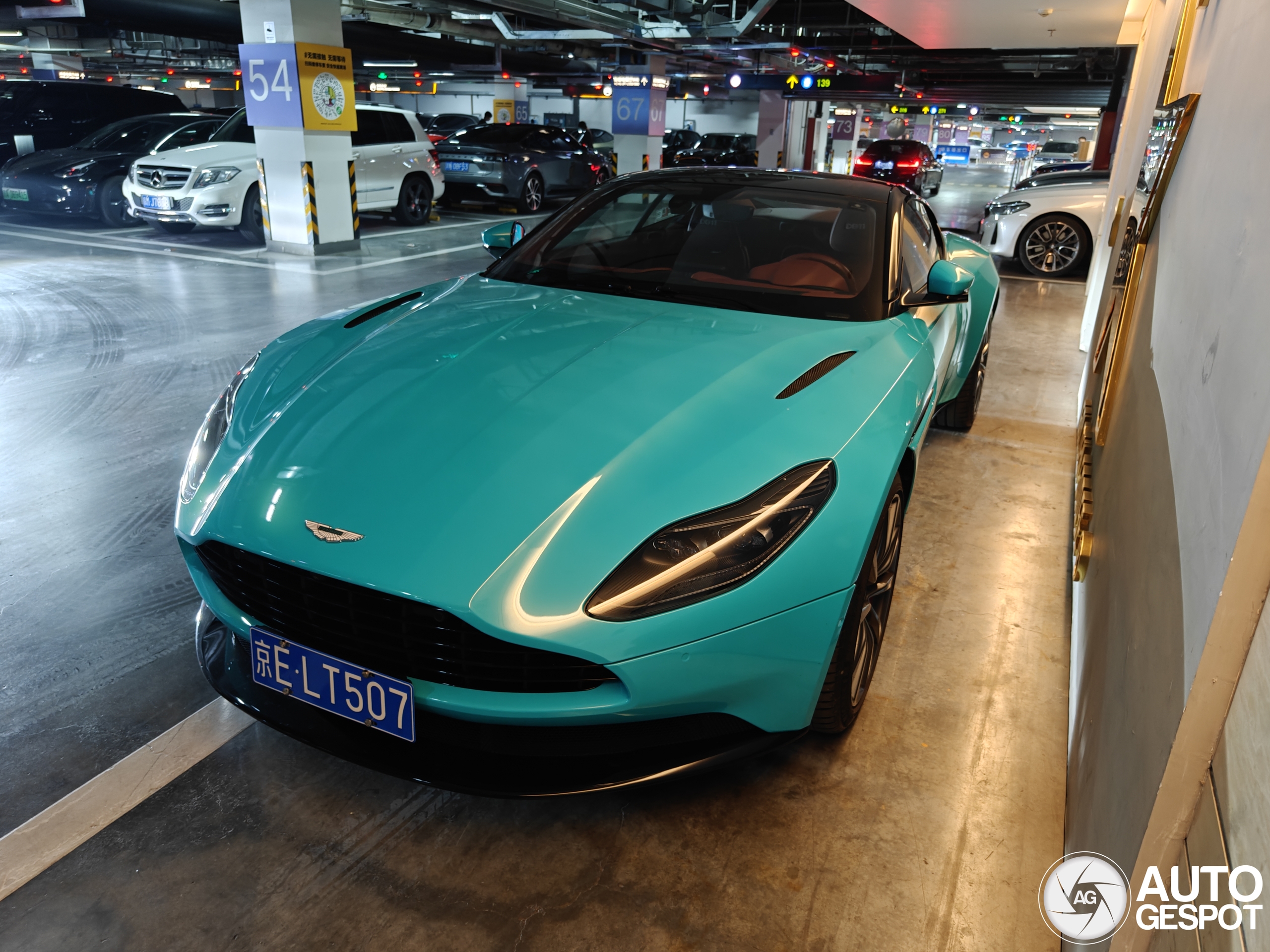 Aston Martin DB11 V8