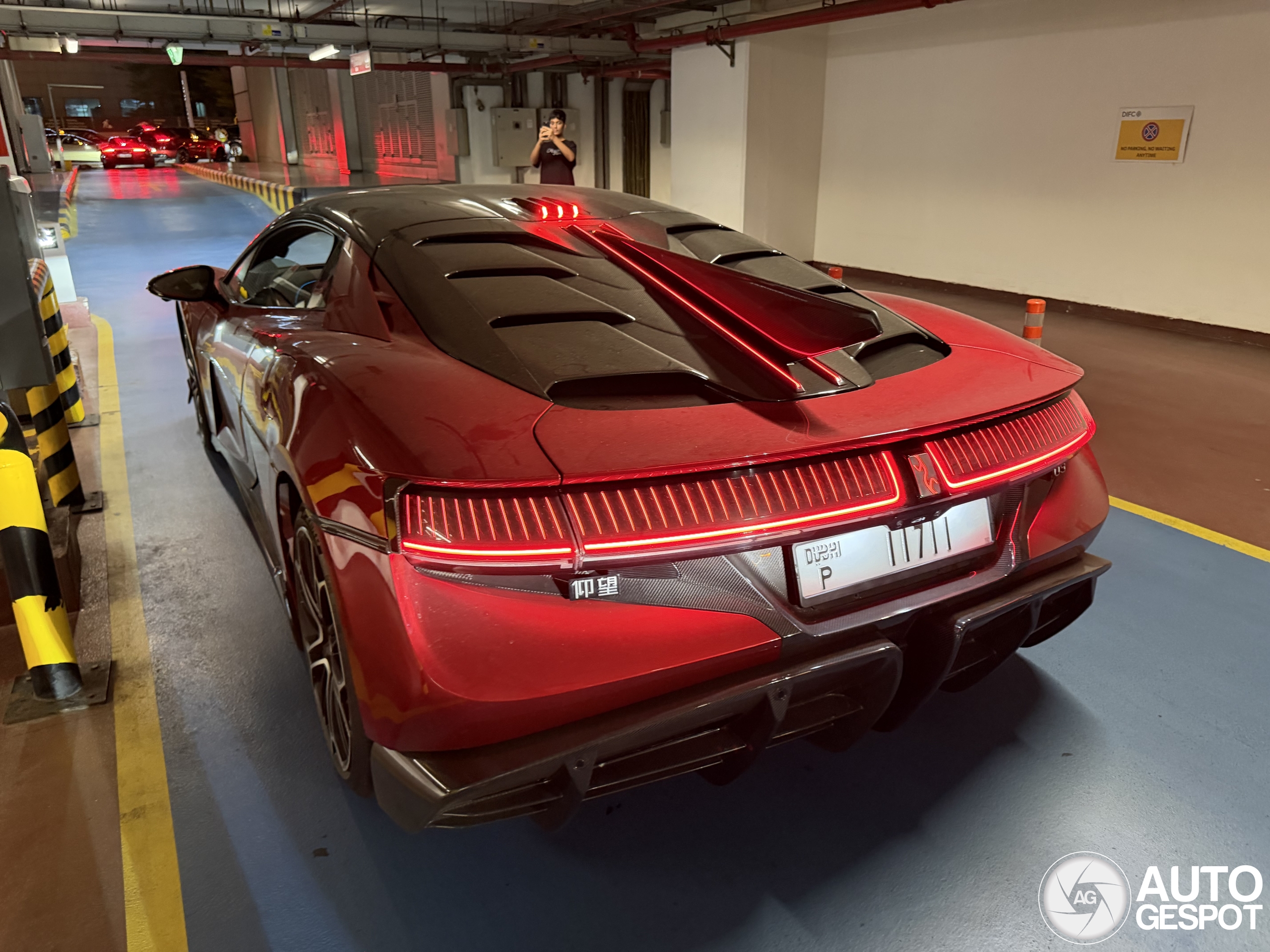 Chinees ruimteschip in de parkeergarage