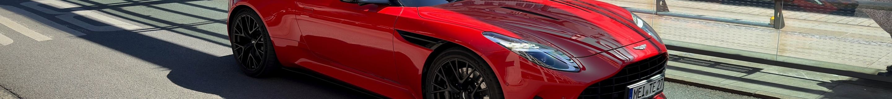 Aston Martin DB12 Volante