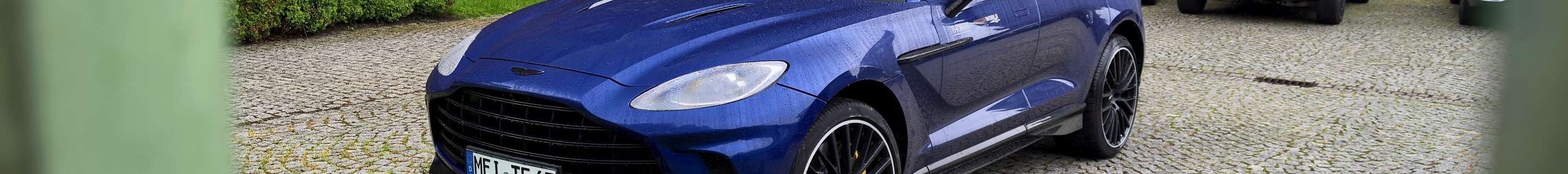 Aston Martin DBX707
