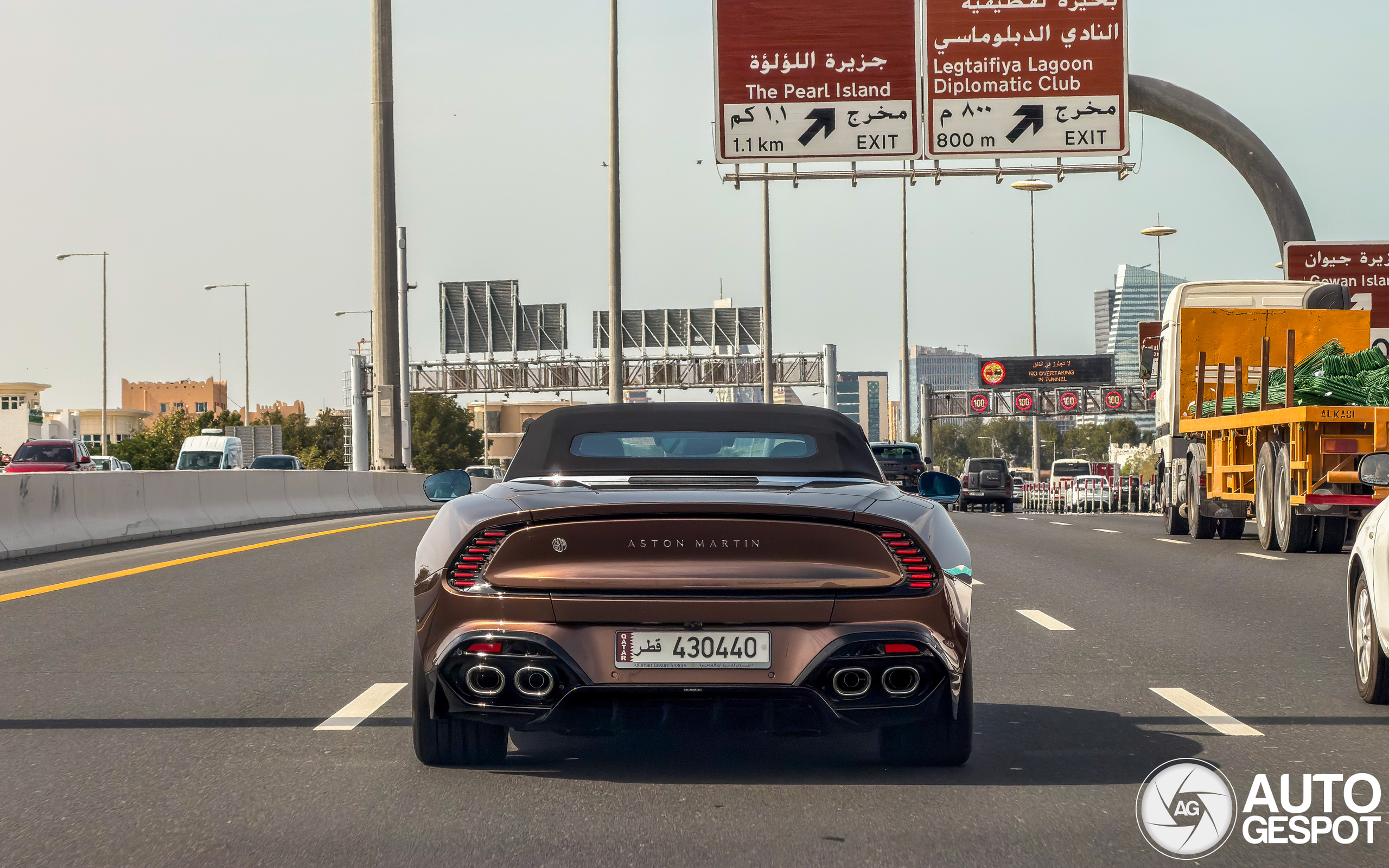 Aston Martin Vanquish Volante 2025