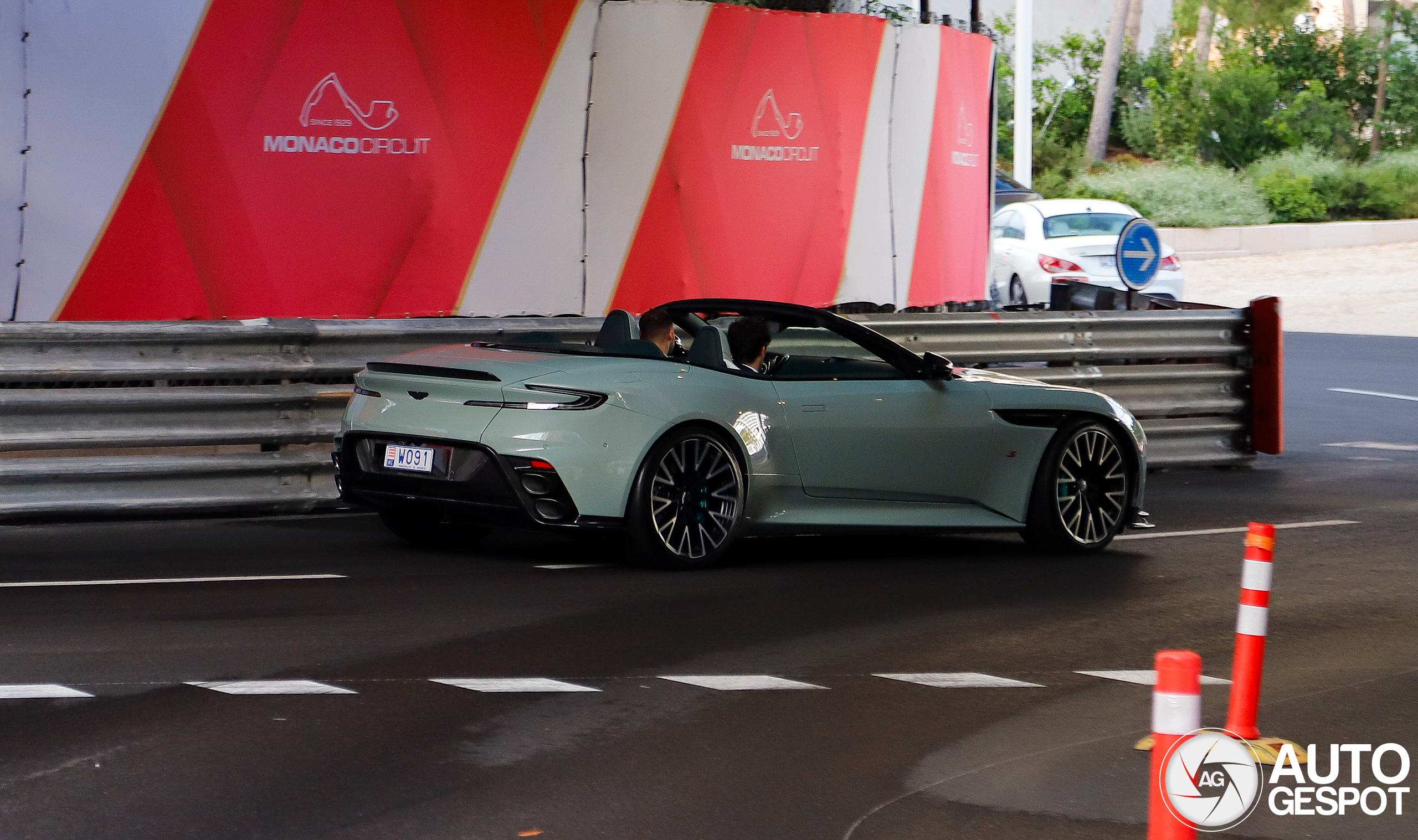 Prachtige verschijning in Monaco: eerste Aston Martin DB12 S Volante zonder camouflage
