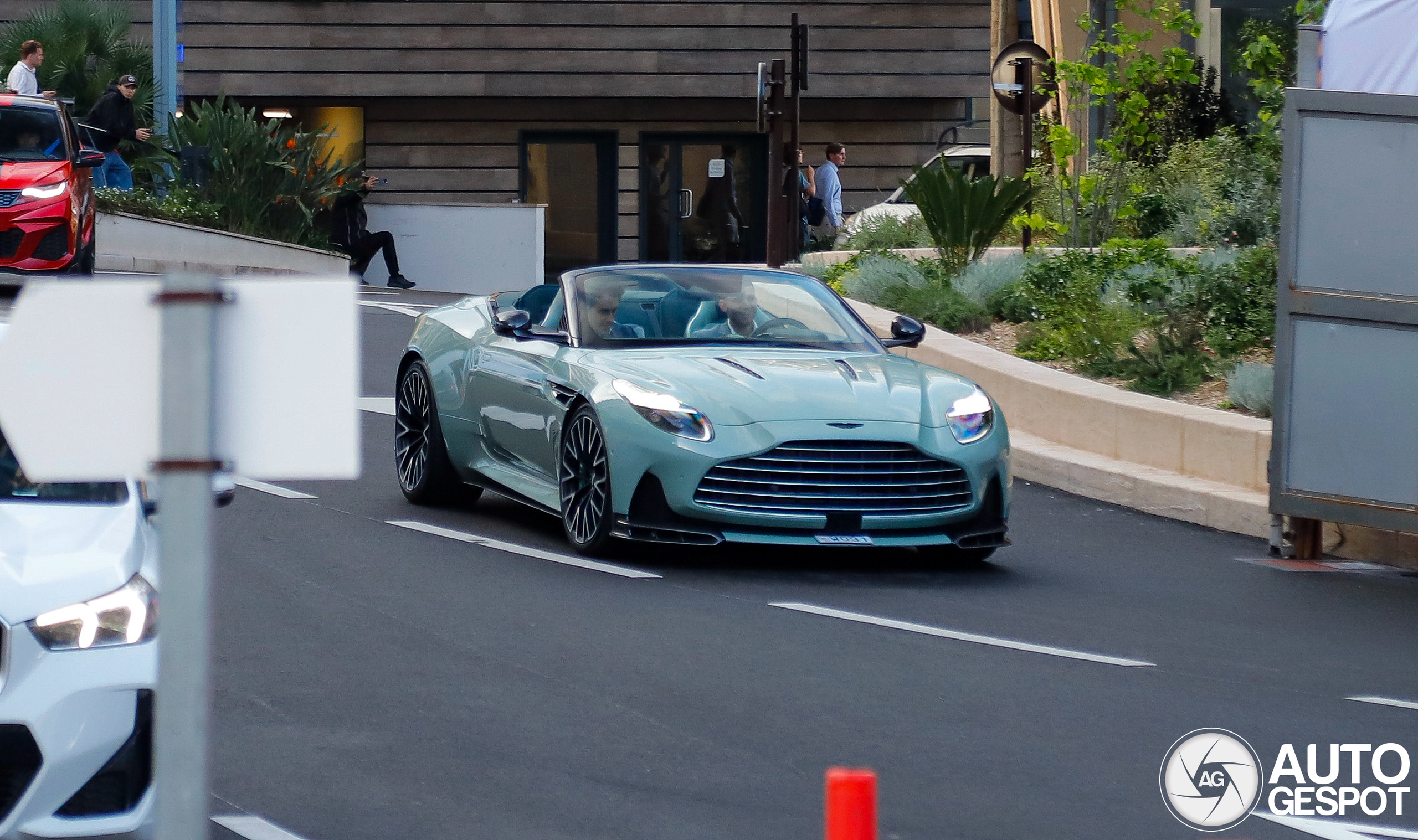 Prachtige verschijning in Monaco: eerste Aston Martin DB12 S Volante zonder camouflage