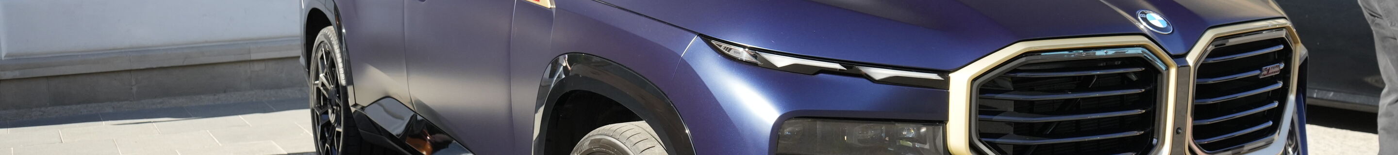 BMW XM G09 Label Red