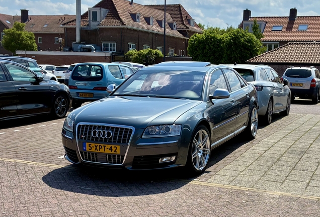 Audi S8 D3