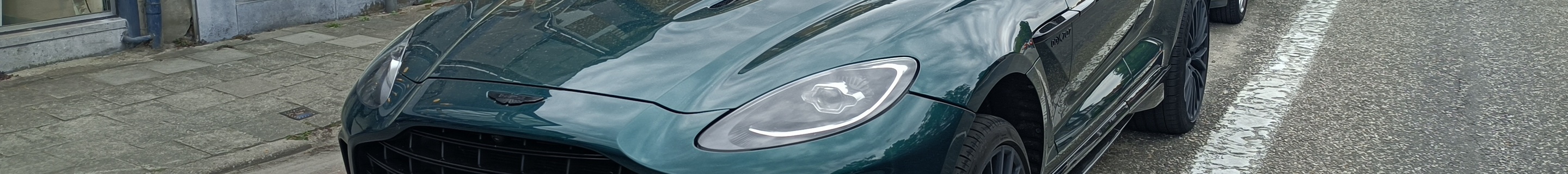 Aston Martin DBX707