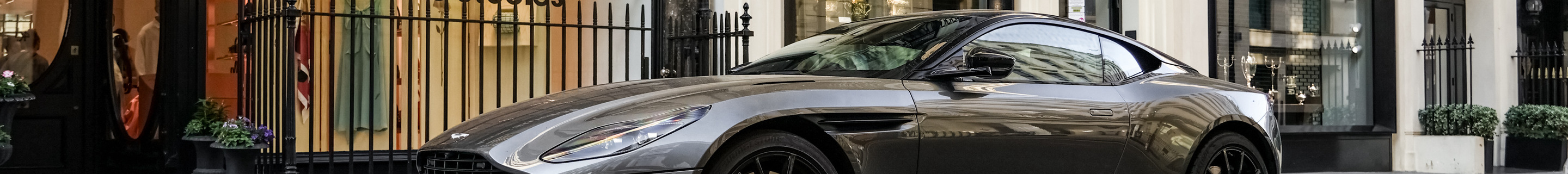 Aston Martin DB11 AMR