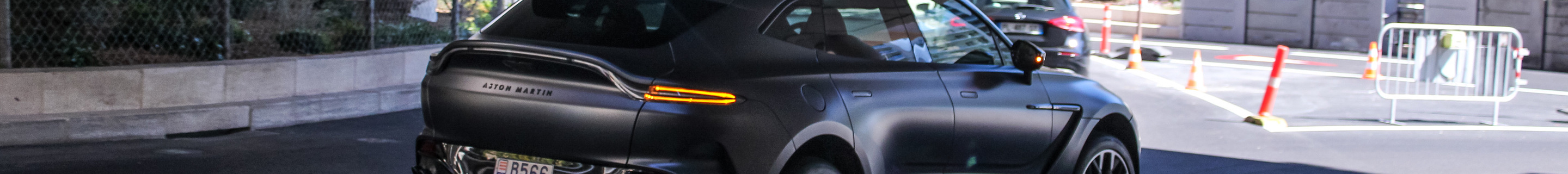 Aston Martin DBX707