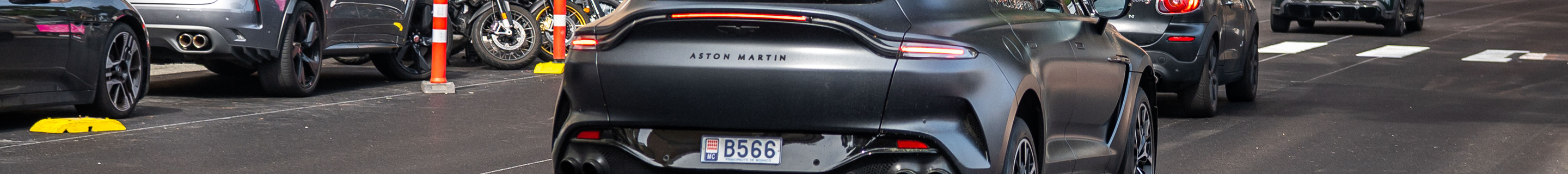 Aston Martin DBX707