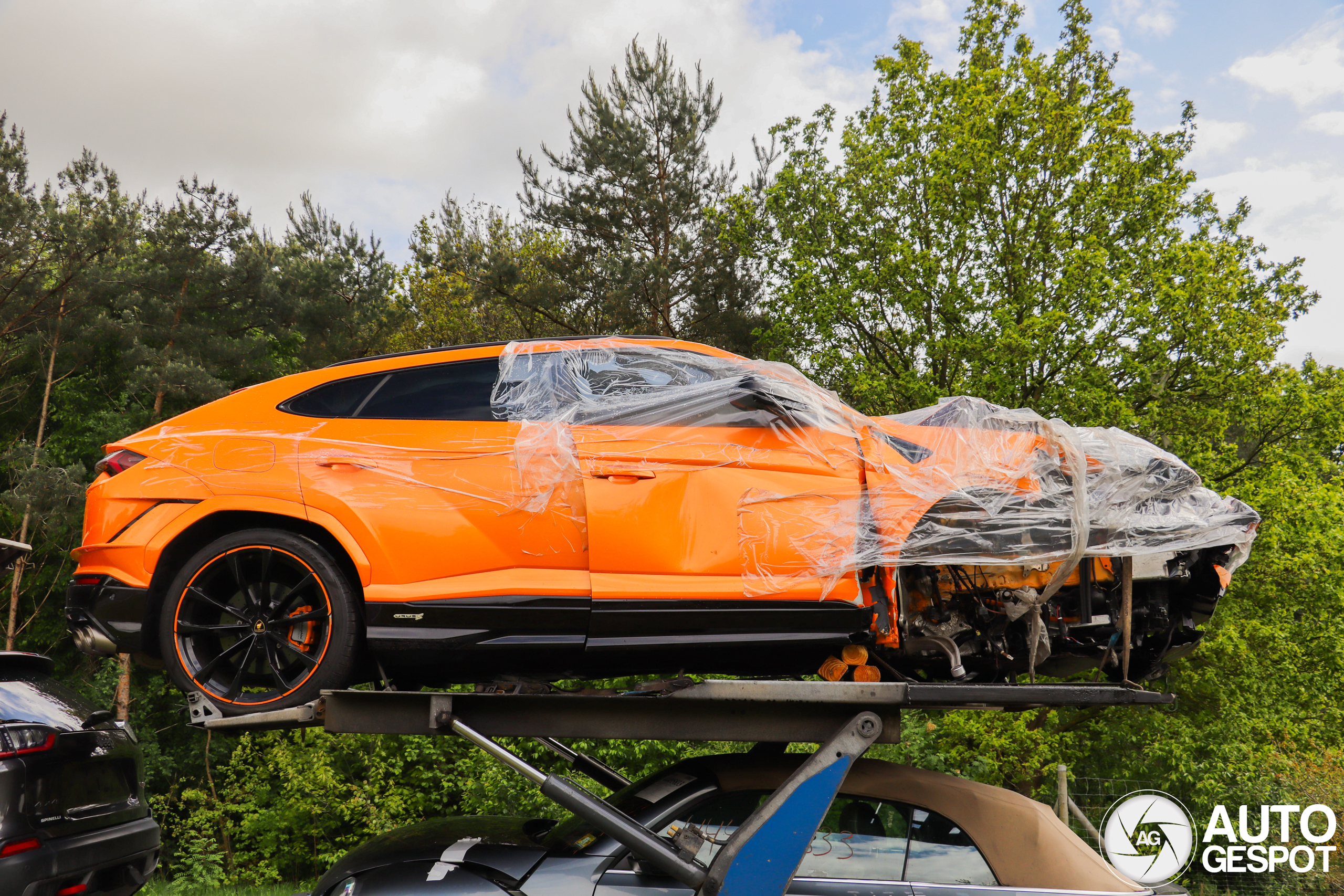 Deze Lamborghini Urus kan wel wat liefde gebruiken