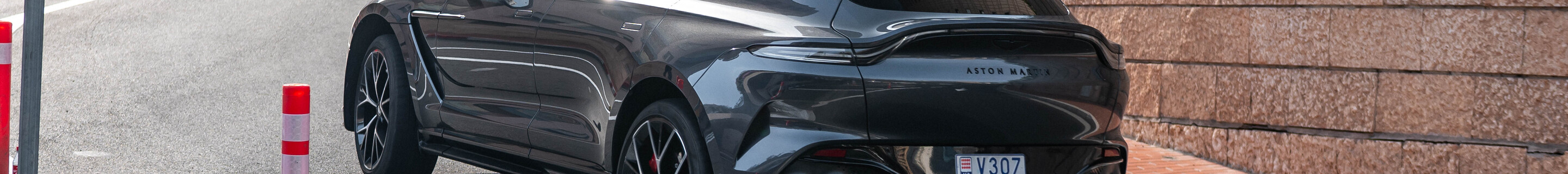 Aston Martin DBX707