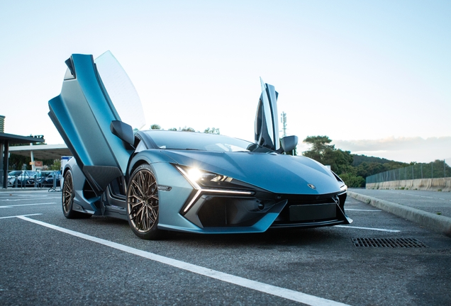 Lamborghini Revuelto