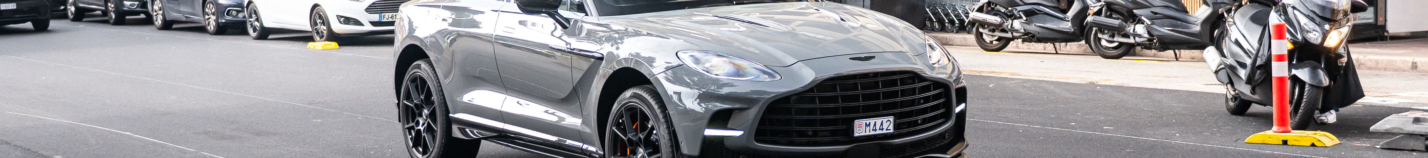 Aston Martin DBX707