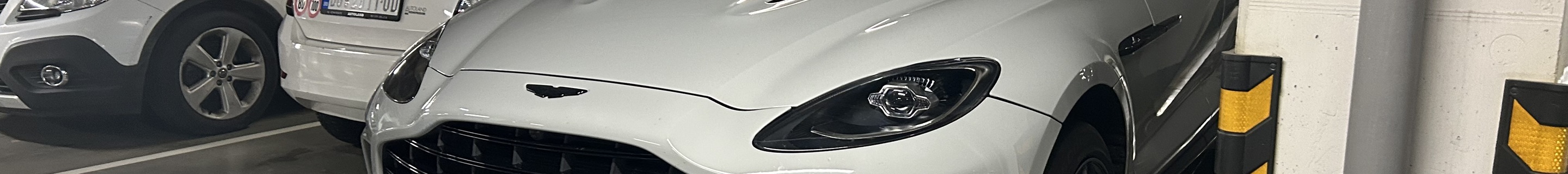 Aston Martin DBX707
