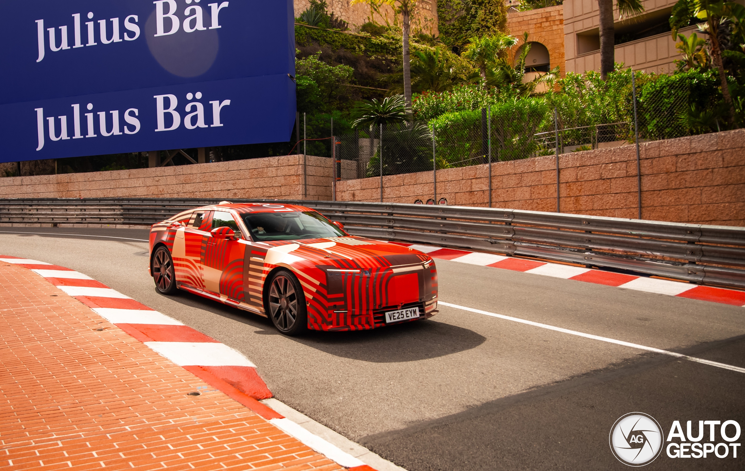Jaguar Type 01 schuift door de straten van Monaco
